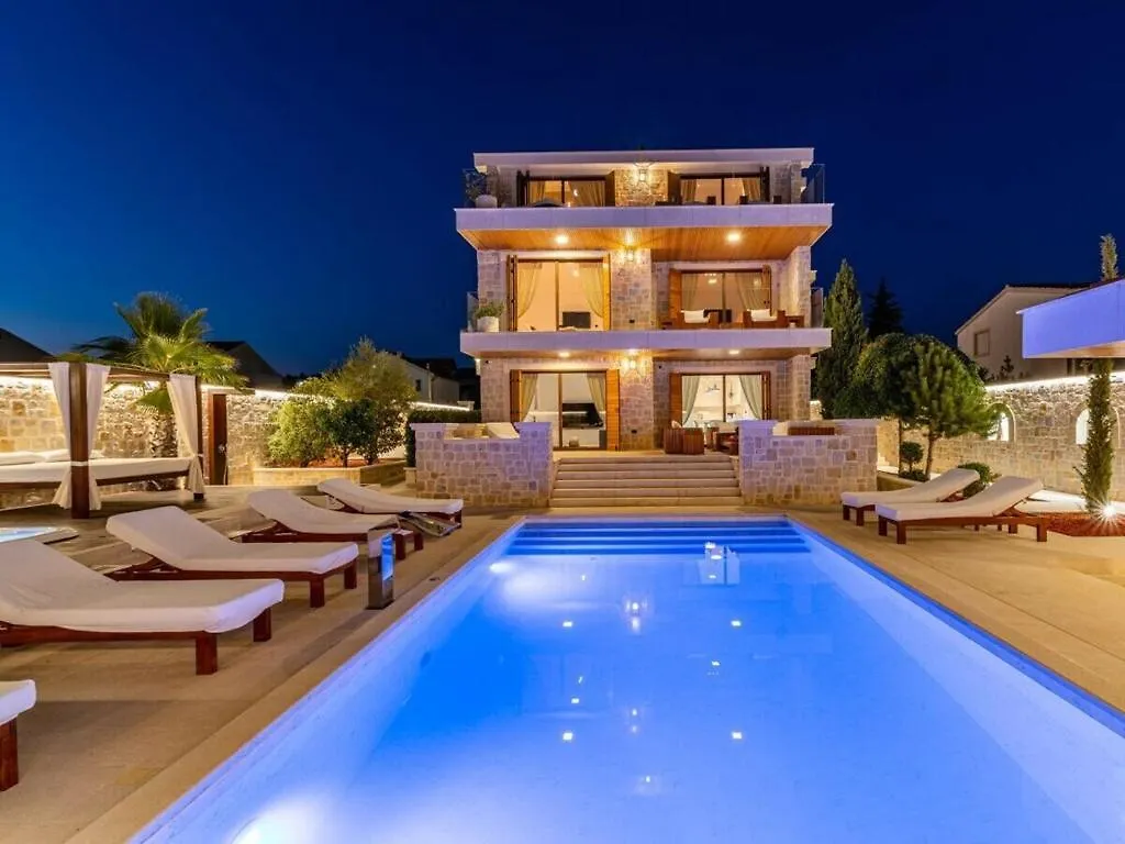 Villa In Pola A With Swimming Pool Polaca