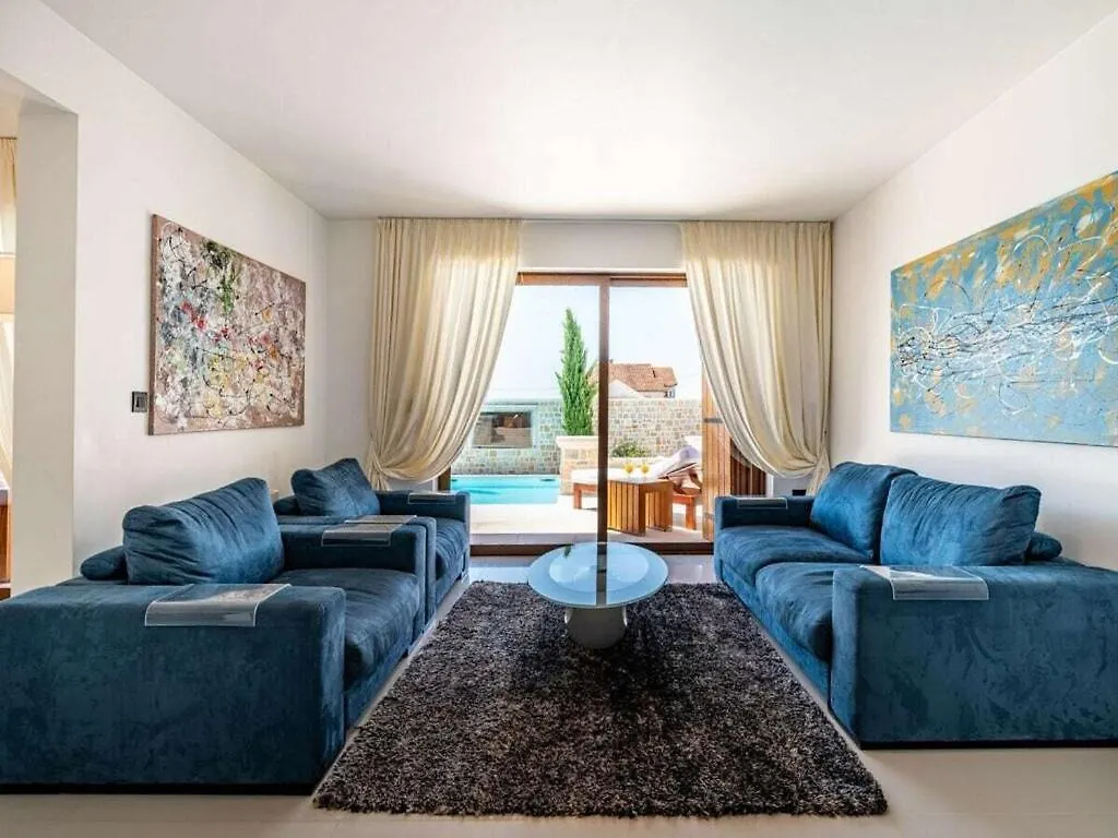 Villa In Pola A With Swimming Pool Polaca