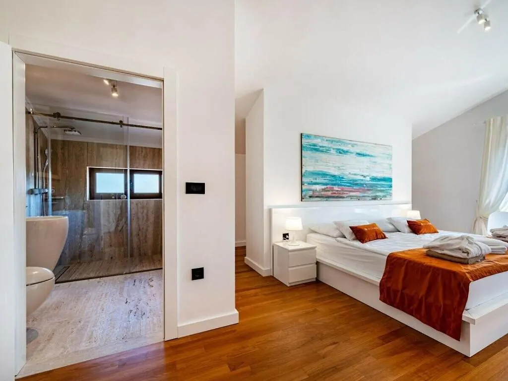 Villa In Pola A With Swimming Pool Polaca