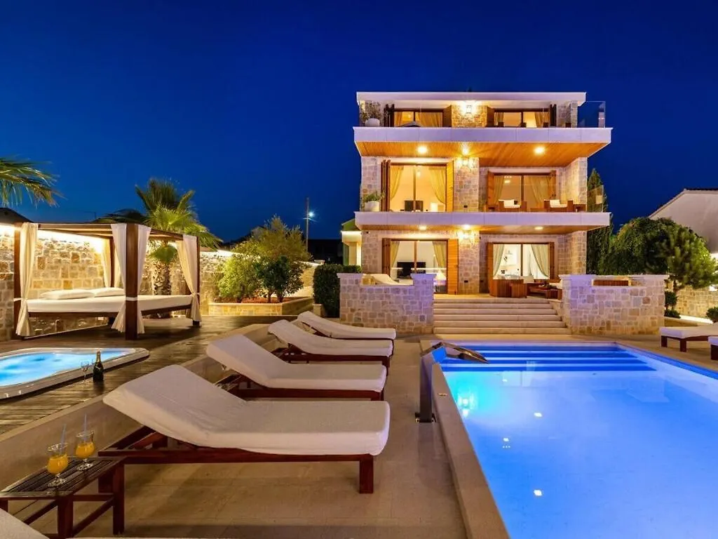 Villa In Pola A With Swimming Pool Polaca 0*,