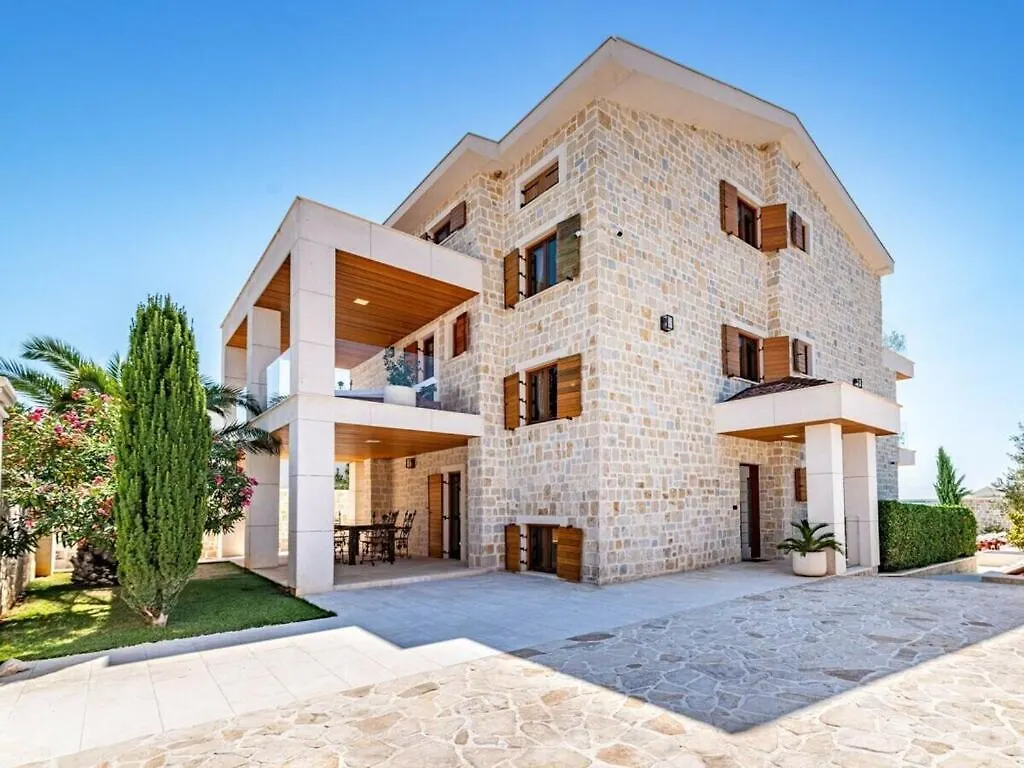 Villa In Pola A With Swimming Pool Polaca 0*,