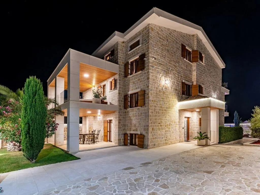 Villa In Pola A With Swimming Pool Polaca