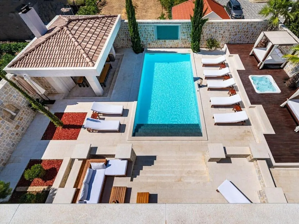 Villa In Pola A With Swimming Pool Polaca